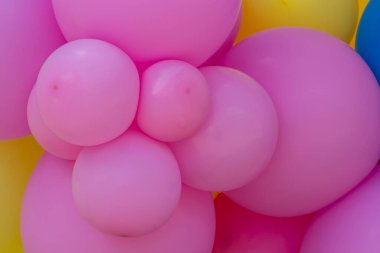 Gökkuşağı renkli balonların karmaşasının parlak soyut arka planı, kutlama.