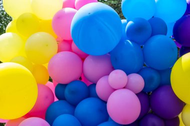 Gökkuşağı renkli balonların karmaşasının parlak soyut arka planı, kutlama.