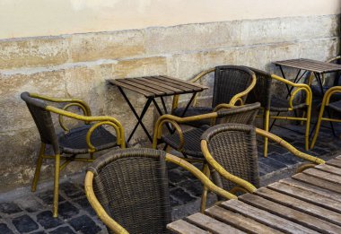 Lviv, Ukrayna 'da kafe masaları olan rahat bir cadde. Yaz Caddesi Kafesi.