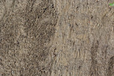 Yıkanmış toprak yol ve baharda akan su izleri. Off-road.