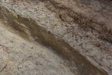 Yıkanmış toprak yol ve baharda akan su izleri. Off-road.