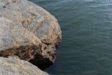 Gölün kıyısındaki kayalar, nehir. Kayalık bir sahilde sörf. Bakota Gölü, Dinyester Nehri Podilski tovtry Ulusal Parkı, Batı Ukrayna 'nın Khmelnitskiy Bölgesi.