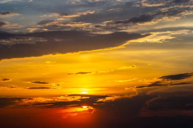 Günbatımı gökyüzü çok renkli bulutlarla. Dramatik alacakaranlık arkaplanı.