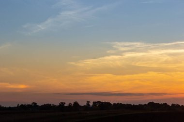 Günbatımı gökyüzü çok renkli bulutlarla. Dramatik alacakaranlık arkaplanı.