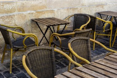 Lviv, Ukrayna 'da kafe masaları olan rahat bir cadde. Yaz Caddesi Kafesi.