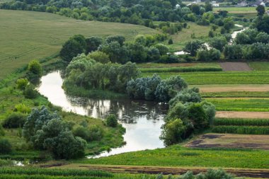 Nehirli güneşli yaz manzarası. Yeşil tepeler ve çayırlar..