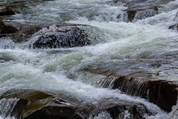 Corriente Agua Que Fluye Sobre Las Rocas Imagen Primer Plano — Foto de Stock