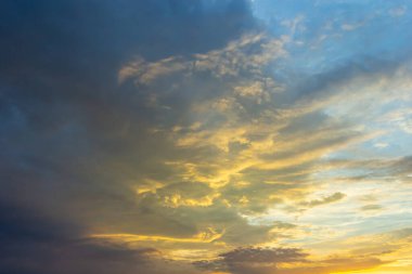 Günbatımı gökyüzü çok renkli bulutlarla. Dramatik alacakaranlık arkaplanı.
