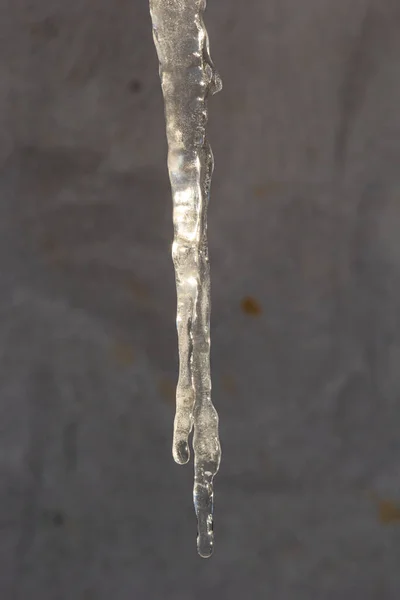 Scherpe Ijspegels Gesmolten Sneeuw Hangend Aan Dakrand Prachtige Transparante Ijspegels — Stockfoto