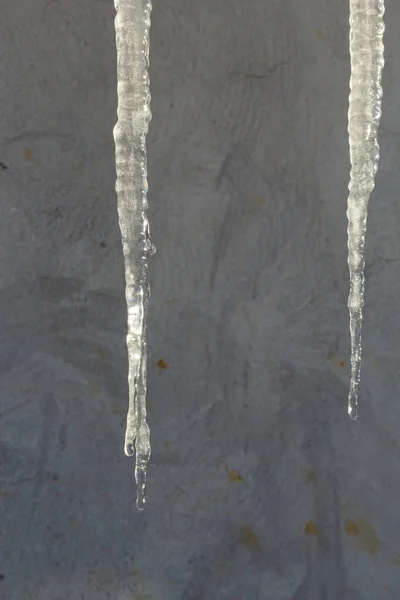 尖尖的冰柱和融化的雪挂在屋檐上 漂亮的透明冰柱缓缓滑过屋顶 — 图库照片