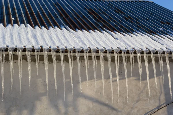 Keskin Buz Saçakları Çatısından Sarkan Erimiş Kar Güzel Şeffaf Buz — Stok fotoğraf