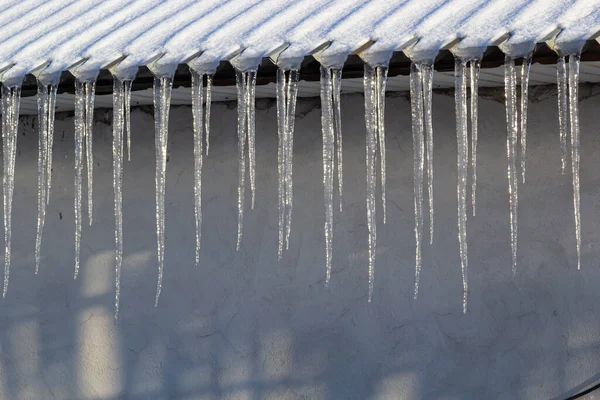 Keskin Buz Saçakları Çatıdan Sarkan Erimiş Kar Güzel Şeffaf Buz — Stok fotoğraf