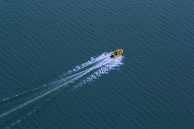 Suda yüzen bir motorun hızının yukarıdan aşağı görüntüsü..
