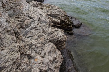 Gölün kıyısındaki kayalar, nehir. Kayalık bir sahilde sörf. Bakota Gölü, Dinyester Nehri Podilski tovtry Ulusal Parkı, Batı Ukrayna 'nın Khmelnitskiy Bölgesi.