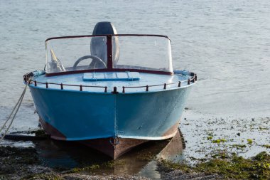 Tekne nehrin kıyısında duruyor. Su üzerinde ulaşım araçları.