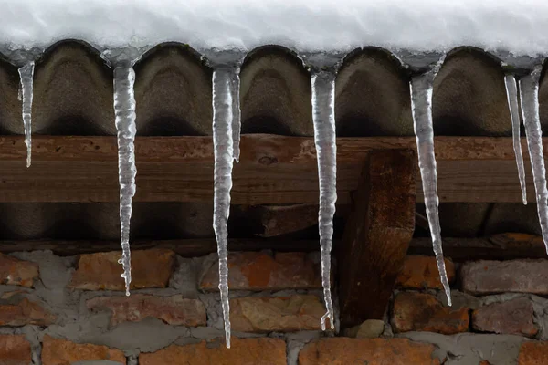 Keskin Buz Saçakları Çatıdan Sarkan Erimiş Kar Güzel Şeffaf Buz — Stok fotoğraf