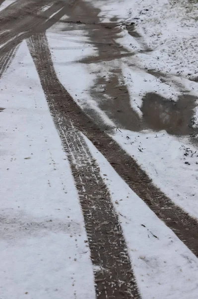 雪道を車が走る 滑りやすい道路 滑りのリスク 冬用タイヤの痕跡 トレッド — ストック写真