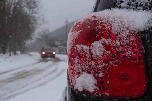 Baklykta Bil Täckt Snö Efter Snöstorm Vintern — Stockfoto