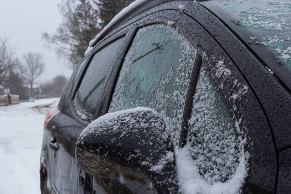 Nysnö Täcker Omgivningen Och Bilspegeln Snöstruktur Metallyta Vinter — Stockfoto