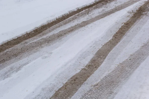 Karlı Bir Yolda Araba Izleri Kaygan Yol Tehlike Kayma Riski — Stok fotoğraf