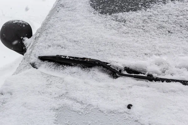 Samochody Pokryte Śniegiem Rzędzie Śniegu Szczegółowe Zdjęcie — Zdjęcie stockowe