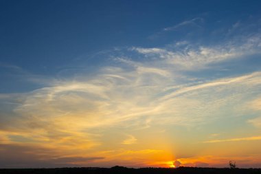 Günbatımı gökyüzü çok renkli bulutlarla. Dramatik alacakaranlık arkaplanı.