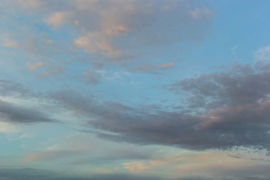 Gökyüzündeki bulutlar güneş tarafından aydınlatılıyor yaz akşamı. arkaplan.