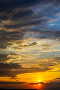 Günbatımı gökyüzü çok renkli bulutlarla. Dramatik alacakaranlık arkaplanı.