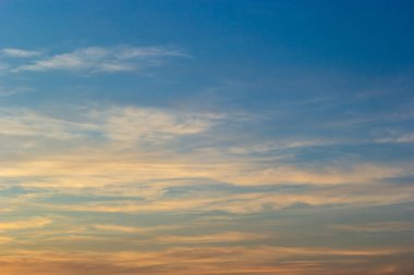 Günbatımı gökyüzü çok renkli bulutlarla. Dramatik alacakaranlık arkaplanı.
