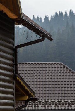 Çatıda Holder kanalizasyon sistemi var. Evin çatısında drenaj var. Çatı drenajı. Çatıdan su çekiliyor..