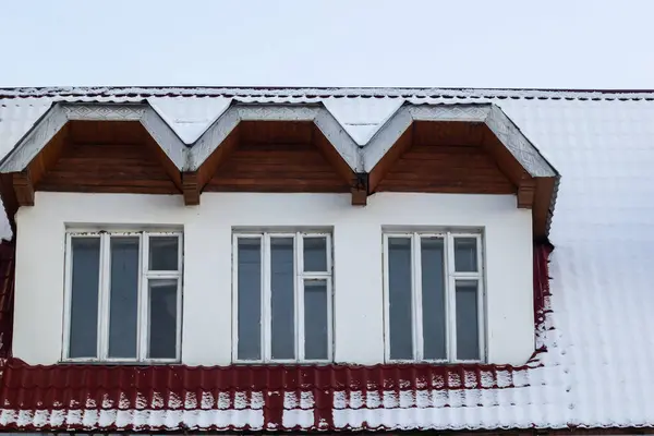 Śnieg Dachu Czerwonego Brązowego Metalowego Dachu Europejskiego Domu Oknem — Zdjęcie stockowe
