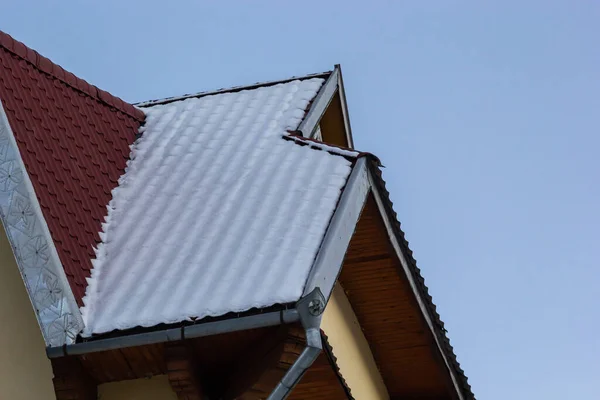 Śnieg Dachu Czerwonej Brązowej Metalowej Dachówki Europejskiego Domu — Zdjęcie stockowe