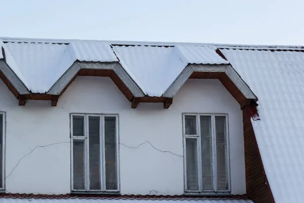 Penceresi Olan Avrupalı Bir Evin Kırmızı Kahverengi Metal Çatısında Kar — Stok fotoğraf