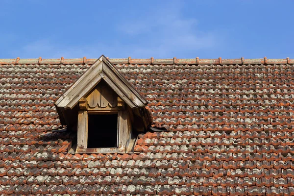 空の背景にタイルの屋根と古い家 テクスチャ ヴィンテージスタイルの屋根修復 — ストック写真