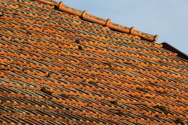 Altes Haus Mit Ziegeldach Hintergrund Des Himmels Textur Dachreparatur Vintage — Stockfoto