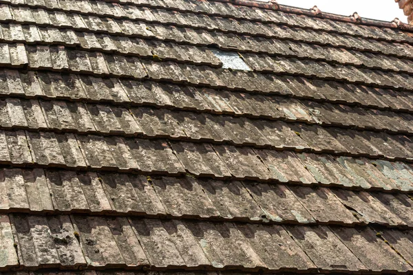 Starý Dům Dlaždicovou Střechou Pozadí Oblohy Textura Oprava Střechy Stylu — Stock fotografie