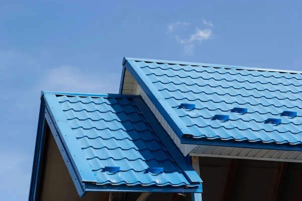 Střecha Domu Pokrytá Modrými Kovovými Dlaždicemi Pozadí Oblohy Letního Dne — Stock fotografie
