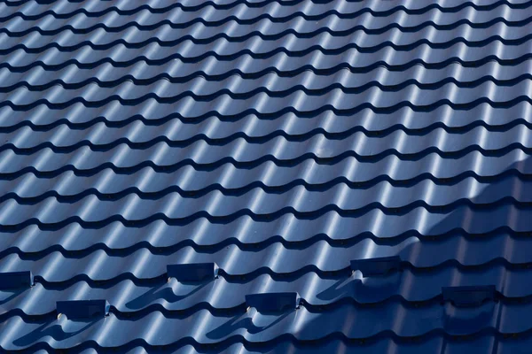 Οροφή Ενός Σπιτιού Που Καλύπτεται Φύλλα Από Μπλε Μεταλλικά Κεραμίδια — Φωτογραφία Αρχείου