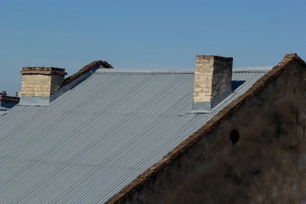 新家的屋顶 陶瓷烟囱 金属屋顶瓷砖 排水沟 屋顶窗户 单身家庭住房 — 图库照片