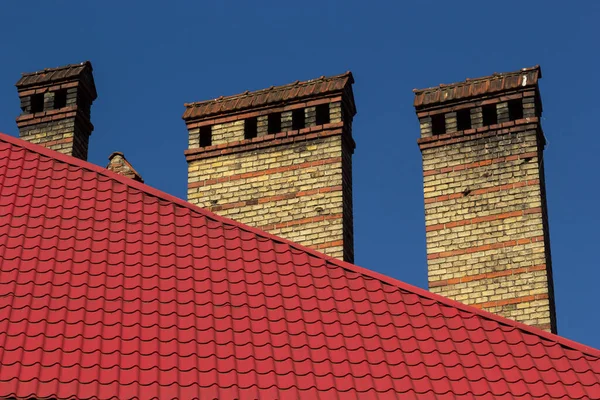 Czerwony Dach Domu Czerwoną Ceglaną Kominą Komin Ceramiczny Metalowe Dachówki — Zdjęcie stockowe