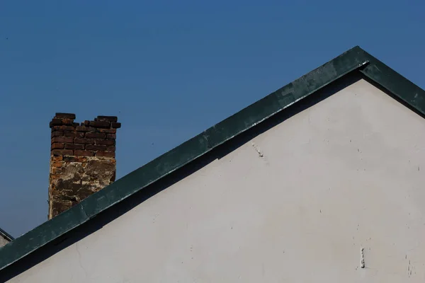 独立房屋的金属屋顶和空中烟囱 金属屋顶瓦 排水沟 — 图库照片