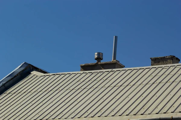 Ayrı Bir Evin Metal Çatısı Gökyüzüne Karşı Baca Metal Çatı — Stok fotoğraf