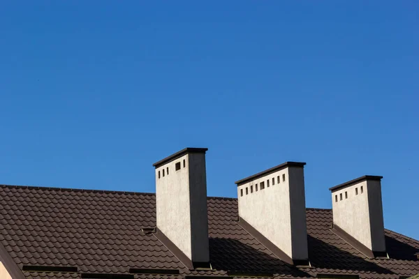 Dach Einer Neuen Heimat Keramischer Kamin Dachziegel Aus Metall Dachrinnen — Stockfoto