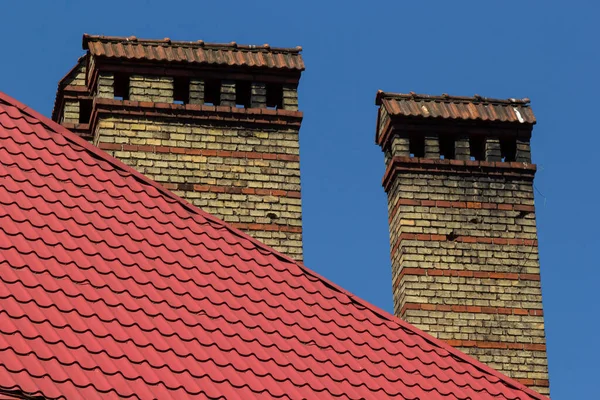 赤レンガ煙突と赤の家の屋根 セラミック煙突 金属屋根瓦 — ストック写真