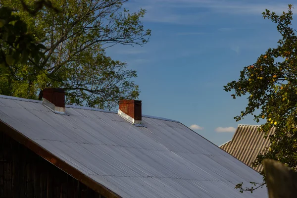 Metalowy Dach Wolnostojącego Domu Komina Niebie Metalowe Dachówki Rynny — Zdjęcie stockowe