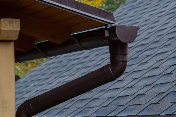 屋根の上のホルダーガター排水システム 家の屋根の上で排水 屋根排水 屋根からの排水 — ストック写真