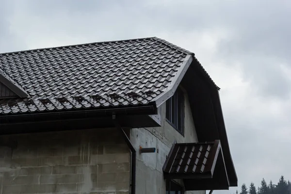Dom Nowym Brązowym Dachówką Metalową Rynną Deszczową Metalowy System Rynien — Zdjęcie stockowe