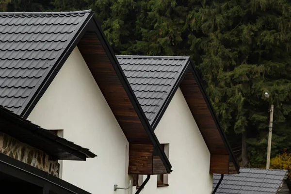 Casa Com Novo Telhado Telha Metal Marrom Calha Chuva Sistema — Fotografia de Stock