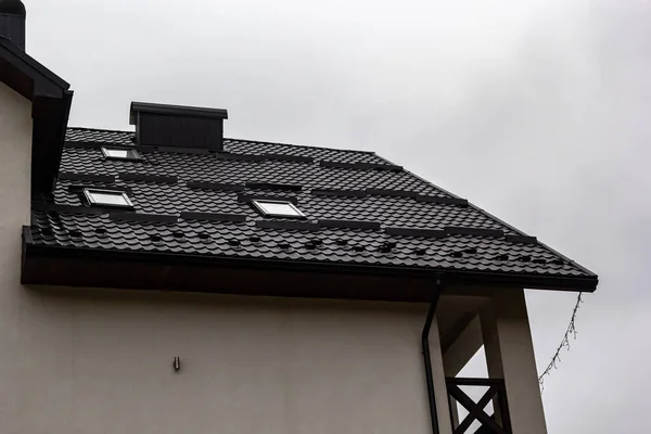 Dom Nowym Brązowym Dachówką Metalową Rynną Deszczową Metalowy System Rynien — Zdjęcie stockowe