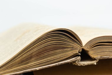 Beyaz arkaplanlı eski kitabı aç. Edebiyat, eğitim ve kitap yayıncılığı kavramı. Metin için boş alan.
